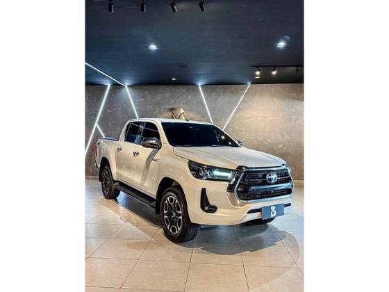 TOYOTA HILUX 2.8 D-4D TURBO DIESEL CD SRX 4X4 AUTOMÁTICO